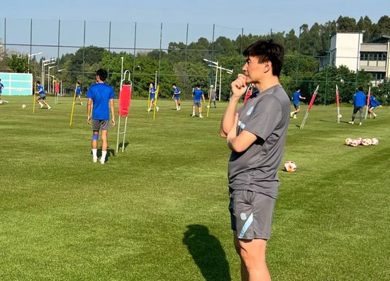 最终10人吉达联合1-3负于联赛倒数第二的布赖代先锋，仍居第6。